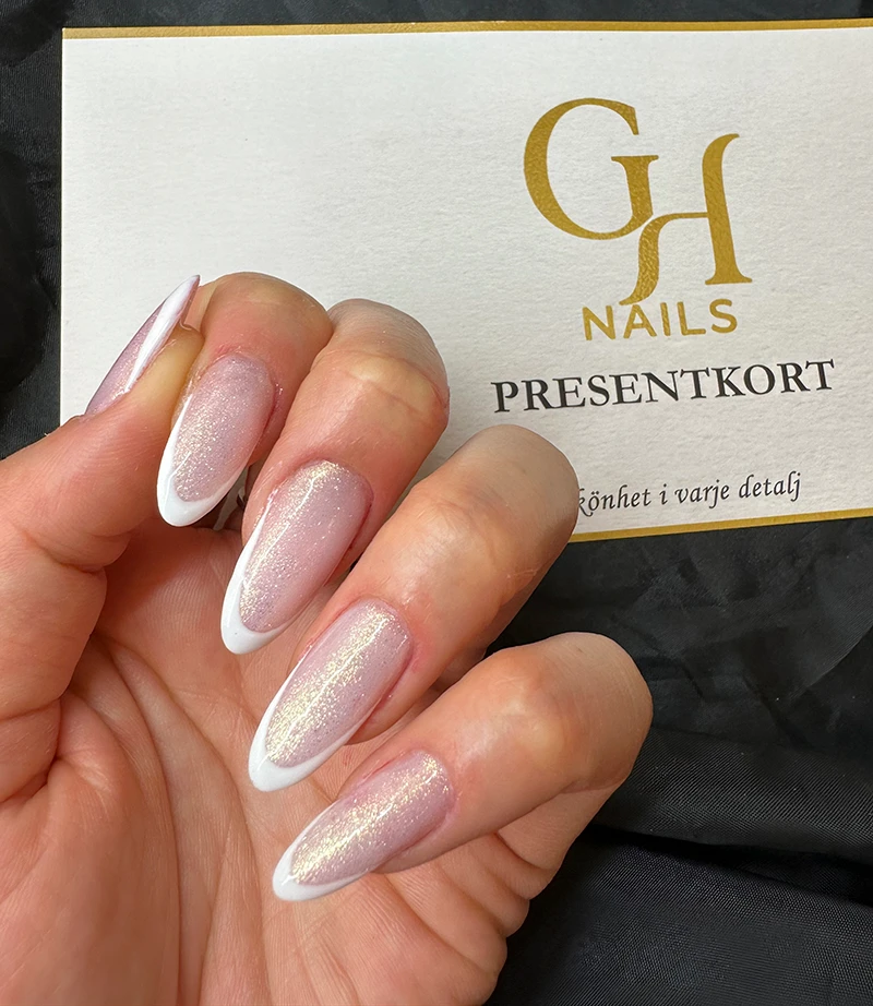 Glittrig fransk nagelförlängning på GH Nails i Örebro.