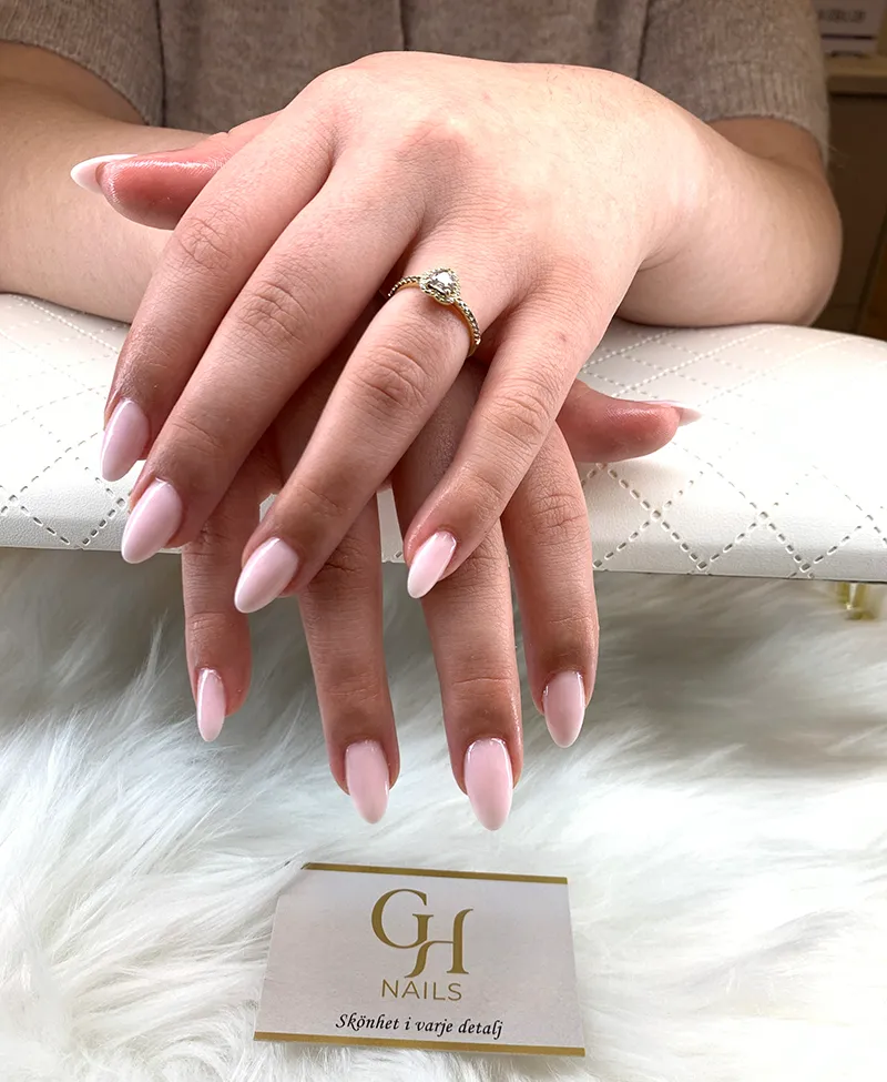 Ljusrosa naglar med en elegant mandelformad, byggda med in-house rosa akryl hos GH Nails i Örebro.