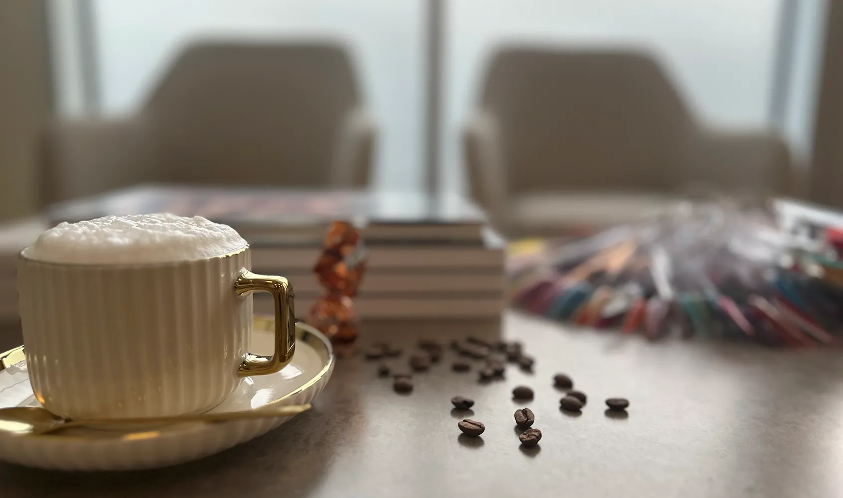 Bekväma sittplatser i väntrummet med fika hos GH Nails i Örebro.