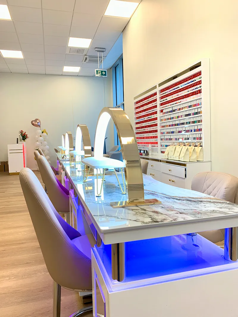 Rader av nagelstationer med LED-belysning hos GH Nails i Örebro.