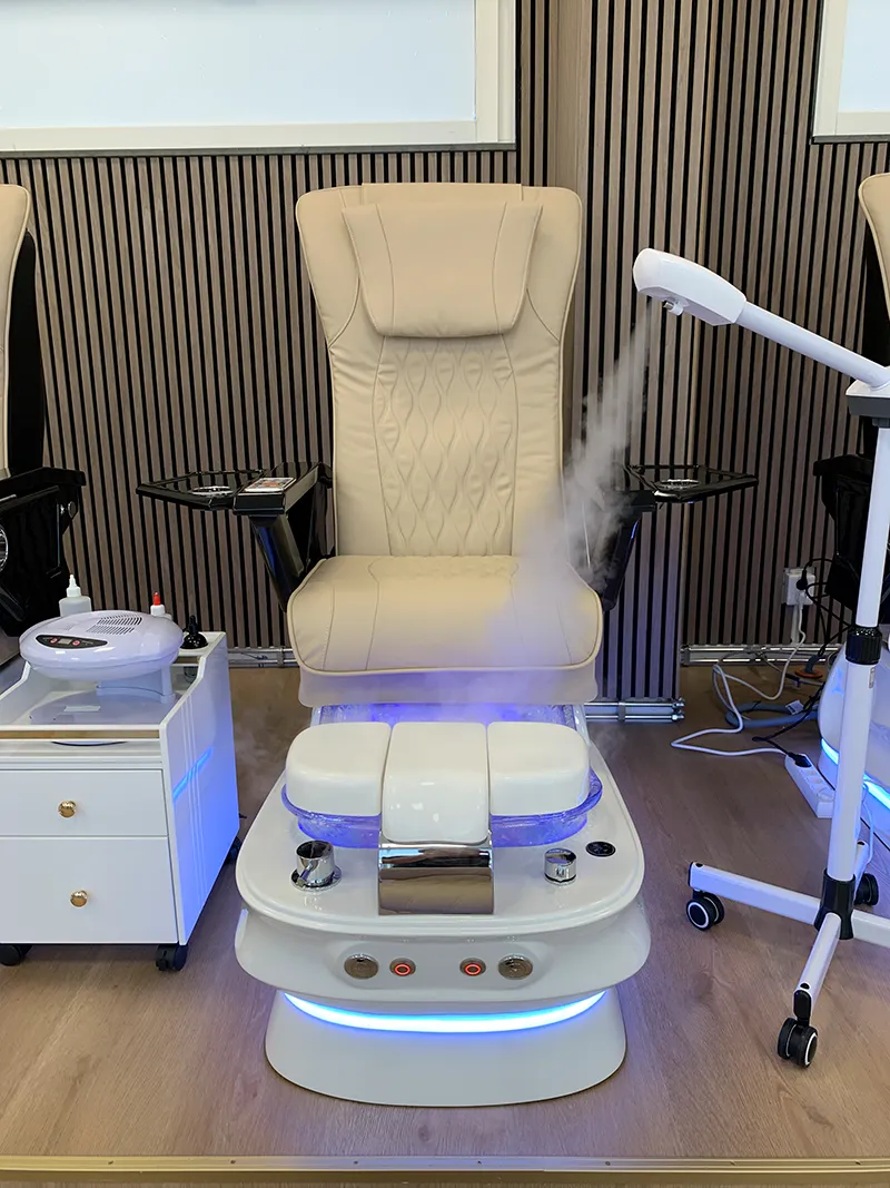 Professionella pedikyrstolar med ångmaskin hos GH Nails i Örebro.