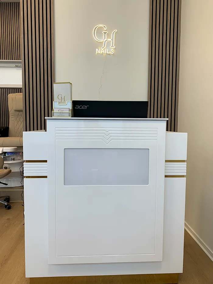 Reception och välkomstdisk hos GH Nails i Örebro.