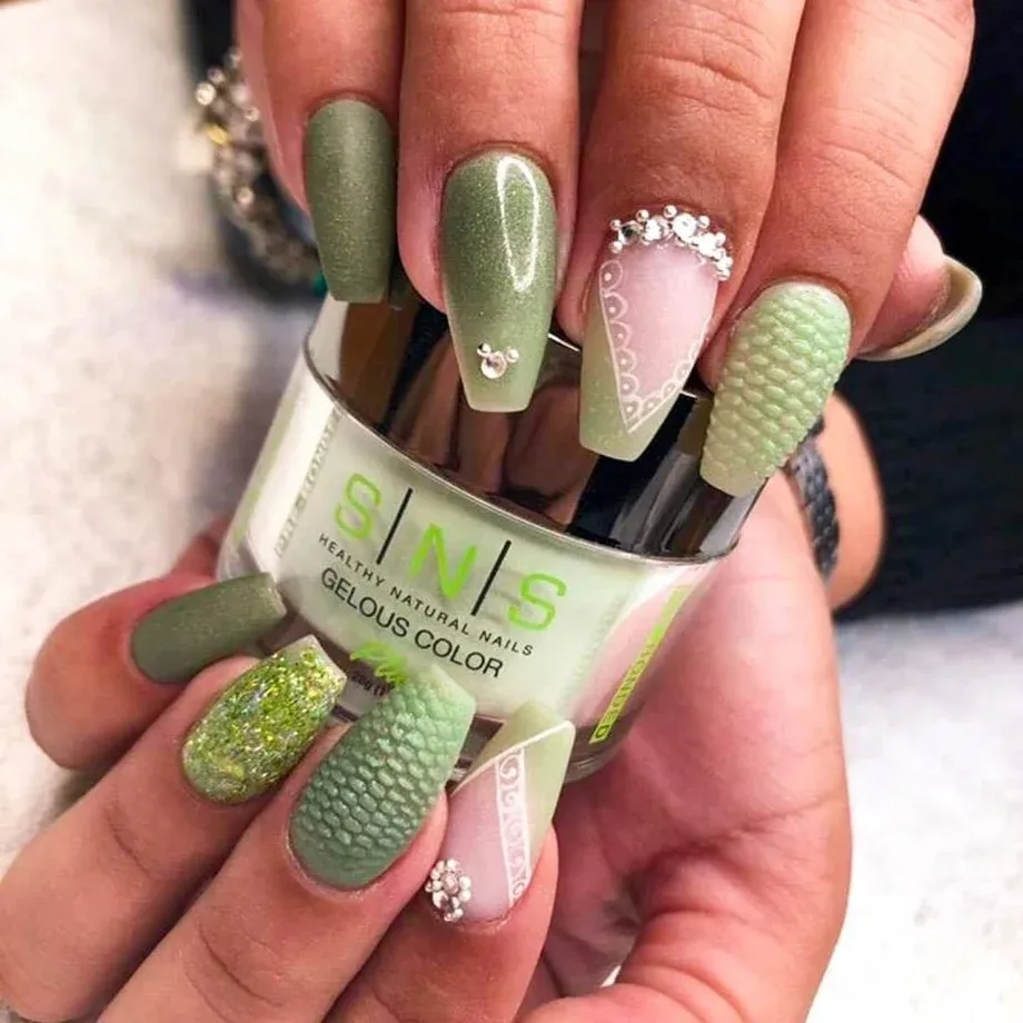 Gröna SNS dip puder naglar med glitter, stenar och avancerad nageldesign.