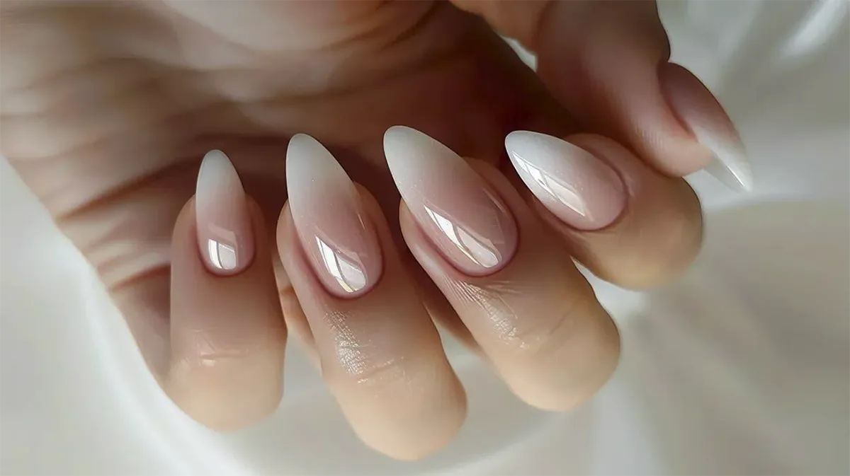 Närbild av ombre naglar med almond form hos GH Nails.