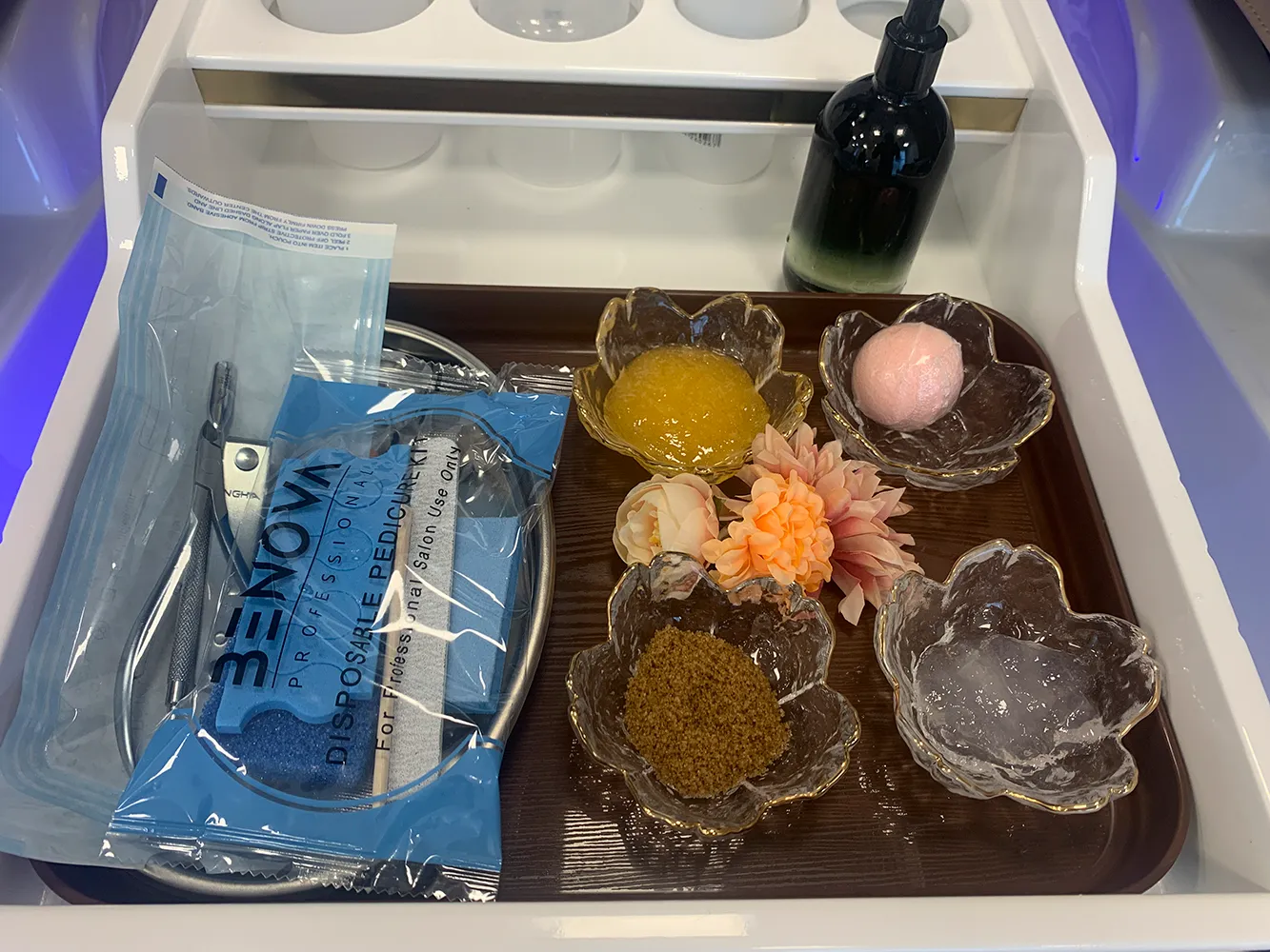 Sterila verktyg och engångsartiklar för pedikyr och manikyr hos GH Nails i Örebro.